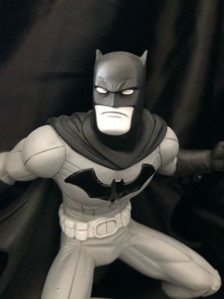 Batman Black And White: Batman By Greg Capullo Porcelain Statue 5.  75 "