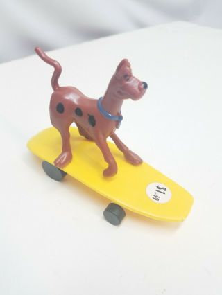 Vintage 1976 Scooby Doo Riding Yellow Skateboard Hanna Barbera