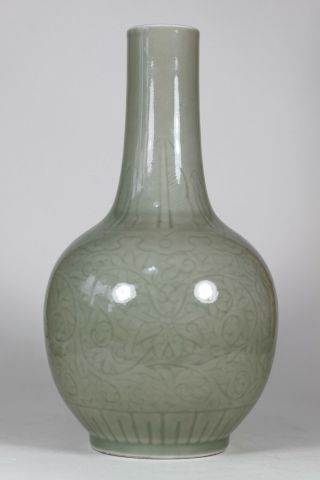 Antique Chinese late Qing Dynasty c1900 Celadon Glazed Bottle Vase Incised Lotus 3