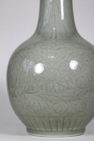 Antique Chinese late Qing Dynasty c1900 Celadon Glazed Bottle Vase Incised Lotus 6