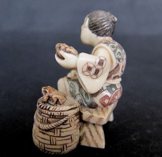 Japanese ivory colored bone Okimono/netsuke - Frog Man Sells Frogs,  Rattan Basket 4