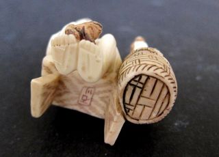 Japanese ivory colored bone Okimono/netsuke - Frog Man Sells Frogs,  Rattan Basket 8