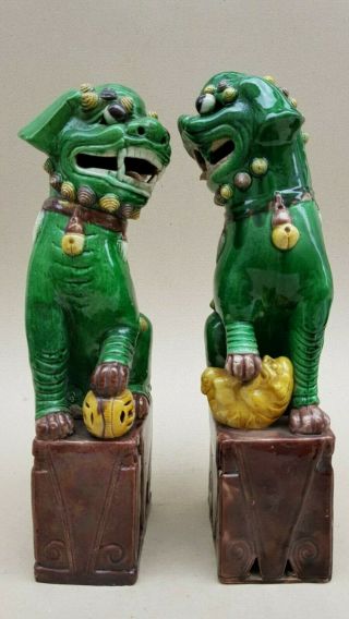19TH C QING LARGE ANTIQUE CHINESE FAMILLE VERTE FOO LION DOGS PAIR MALE & FEMALE 2