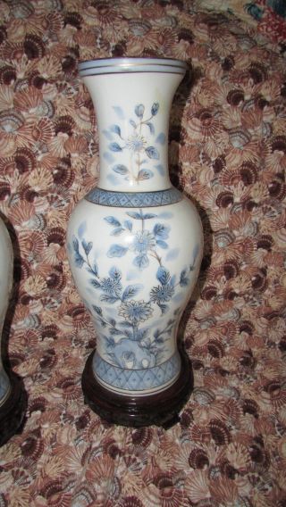VERY LARGE JAPANESE PAIR VASES NORLEANS BLUE & WHITE ON WOODEN BASES 4
