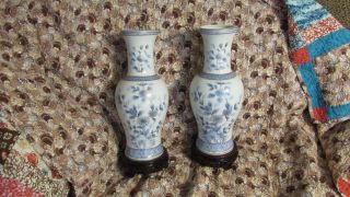 VERY LARGE JAPANESE PAIR VASES NORLEANS BLUE & WHITE ON WOODEN BASES 5