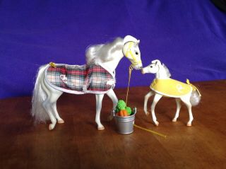 Grand Champions Mare And Foal Set - White,  Magnetic,  Moving Parts.  Horse Toys