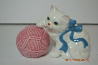 Vintage White Cat With Blue Bow And Pink Yarn Salt And Pepper Shakers