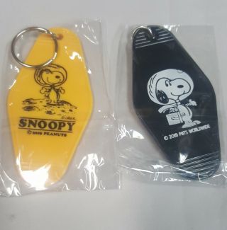 Sdcc Comic Con 2019 Exclusive Peanuts / Snoopy Old School Motel Key Chains Set