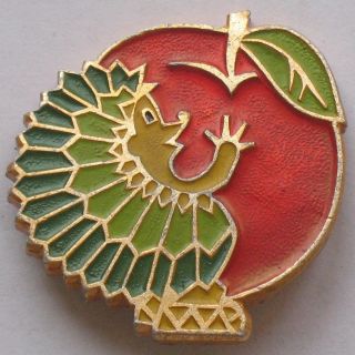 Hedgehog Russian Pin Badge Buttons Cartoon Hero Urchin Vintage Metal Apple Old