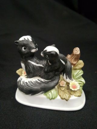 Vtg Ceramic Skunk And Baby Figurine Numbered
