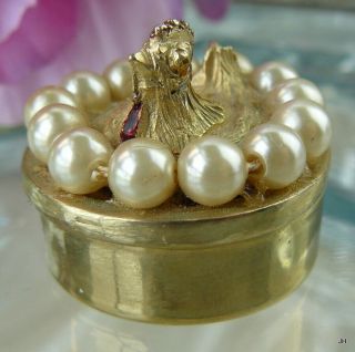 UNIQUE CHARMING VINTAGE CHICKEN HEN ON NEST FAUX PEARL GOLD TONE PILL BOX 3