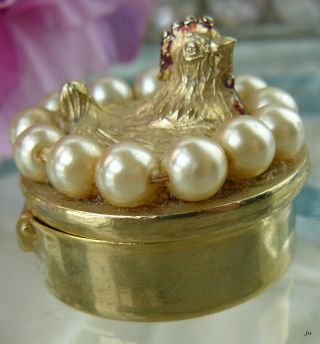 UNIQUE CHARMING VINTAGE CHICKEN HEN ON NEST FAUX PEARL GOLD TONE PILL BOX 4
