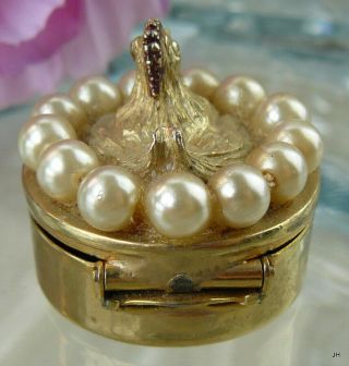 UNIQUE CHARMING VINTAGE CHICKEN HEN ON NEST FAUX PEARL GOLD TONE PILL BOX 5