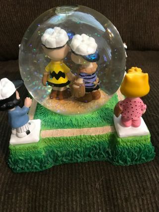 Charlie Brown & Baseball Peanuts: Meeting On the Mound Snow Globe 3