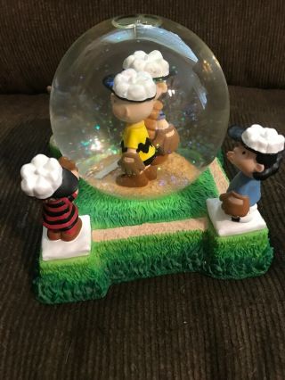 Charlie Brown & Baseball Peanuts: Meeting On the Mound Snow Globe 4