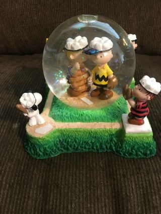 Charlie Brown & Baseball Peanuts: Meeting On the Mound Snow Globe 5