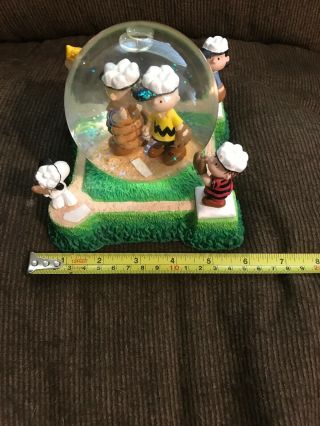 Charlie Brown & Baseball Peanuts: Meeting On the Mound Snow Globe 6