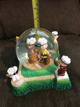 Charlie Brown & Baseball Peanuts: Meeting On the Mound Snow Globe 7