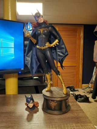 Sideshow Collectibles Batgirl Premium Format Exclusive Statue Dc Comics