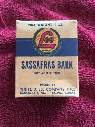 Vintage Advertising H.  D.  Lee Spice Tin Sassafras Bark Cardboard Full Salina Ks.