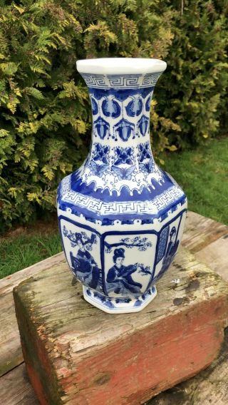 Vintage Chinese Oriental Decorative Blue & White Vase