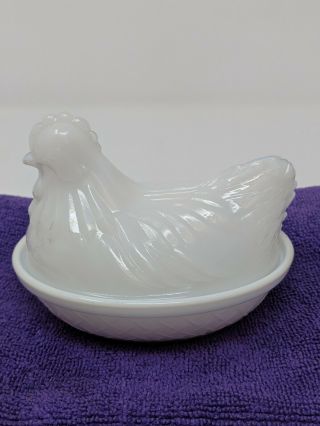 Vintage Medium White Milk Glass Chicken Hen On Nest Candy Dish 4 1/2 " X 3 1/2 "