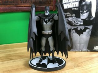 Dc Collectibles: Batman Black & White Statue By Matt Wagner (1st Edition)