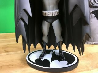 DC COLLECTIBLES: Batman Black & White Statue by Matt Wagner (1st Edition) 3