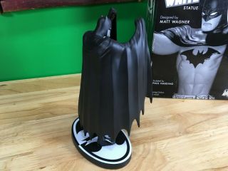 DC COLLECTIBLES: Batman Black & White Statue by Matt Wagner (1st Edition) 4