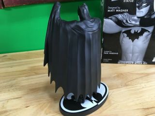 DC COLLECTIBLES: Batman Black & White Statue by Matt Wagner (1st Edition) 5