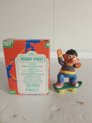 Sesame Street Enesco 373796 Ernie On Skateboard Ceramic Figurine