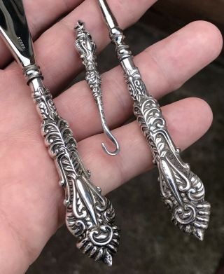 A QUALITY CASED SET OF ANTIQUE SOLID SILVER BUTTON HOOKS & SHOE HORN,  1898. 4