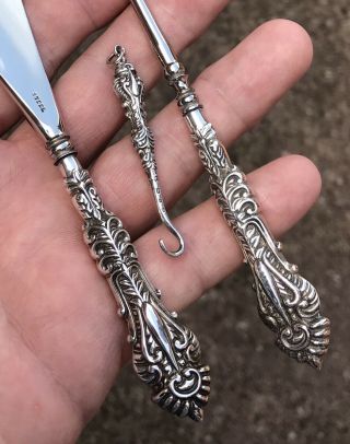 A QUALITY CASED SET OF ANTIQUE SOLID SILVER BUTTON HOOKS & SHOE HORN,  1898. 6
