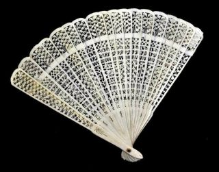 An antique Chinese carved bone brisé fan with twenty sticks 2