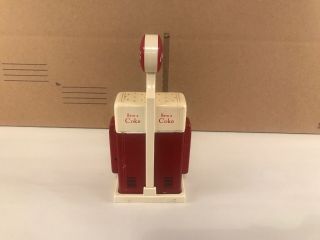 1993 Coca Cola Retro Vending Machine Salt Pepper Shakers Euc Red & White Kitchen