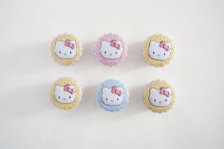 Set Of 6 Hello Kitty Cupcake Tins With Sweet Candy