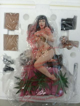 DYNAMITE PRESENTS BETTIE PAGE STATUE TERRY DODSON ARTIST EDITION VERY HOT 3