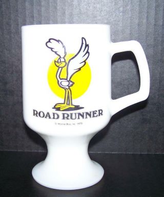 1975 Warner Bros.  Road Runner Milk Glass Cup Pedestal Marriott 