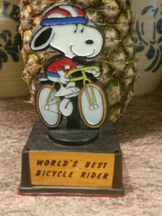Vintage Snoopy Peanuts World ' s Best Bicycle Rider Trophy Aviva 1972 2