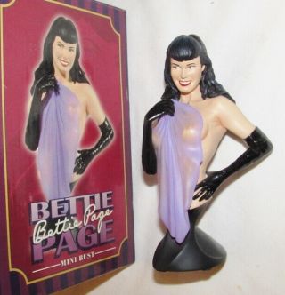 Bettie Page Mini Bust Limited Edition Of 4,  000 Dark Horse Deluxe