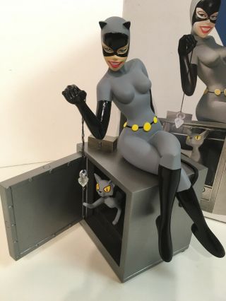 Dc Direct Batman Animated Series Of Catwoman Sitting On Safe Statue 2014/2300