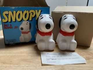 Vintage 1993 Snoopy Salt And Pepper Shaker Set Peanuts Benjamin & Medwin B9904