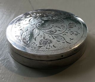 ANTIQUE HALLMARKED CONTINENTAL BRIGHT - CUT ENGRAVED SILVER PILL OR SNUFF BOX 2