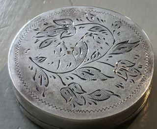 ANTIQUE HALLMARKED CONTINENTAL BRIGHT - CUT ENGRAVED SILVER PILL OR SNUFF BOX 3