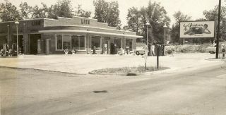 Vintage 4x6 Lion Gas Station/jantzen B/w Pic