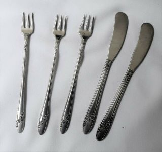 3 Olive Forks & 2 Butter Spreaders Queen Bess Tudor Plate Oneida 1946