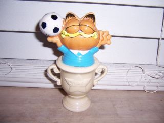 Garfield With Soccer Ball In  Trophy 5 " Figurine Vintage 1981 Ufc Enesco