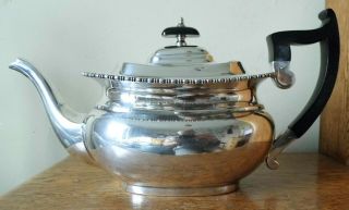 1920 - 30s Vintage Sheffield Silver Plated 2 Pt Tea Pot Wide Gadrooned Rim