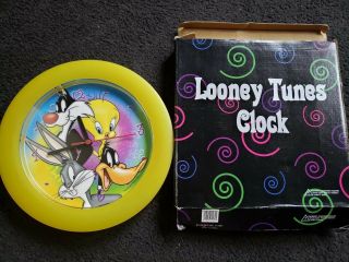 Looney Tunes Sylvester Cat,  Tweety Bird,  Daffy Duck,  Bugs Bunny Yellow Clock Nip