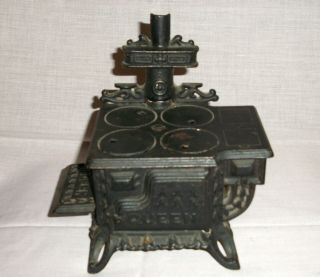 Vintage Cast Iron Miniature Queen Stove,  Toy Or Sample 6 12 " H X 6 " X 4 "